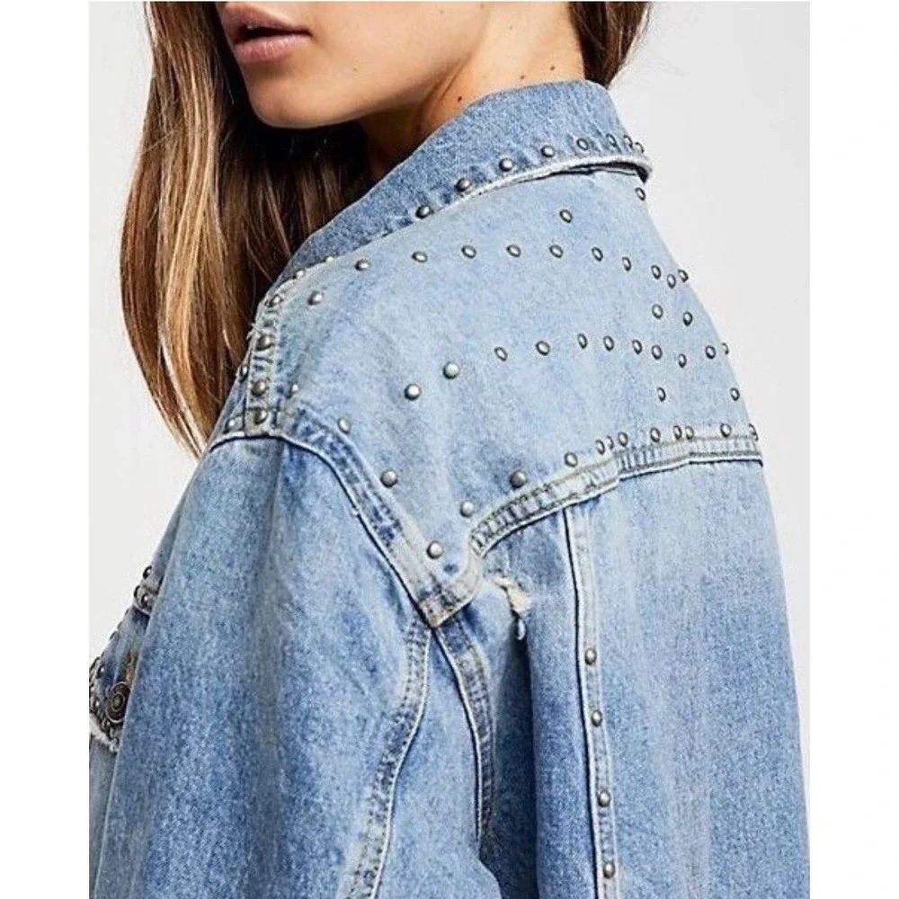 Free People Studded Denim Trucker Jacket Oversized Light Blue Destroyed Lg 148$ - Picture 7 of 14